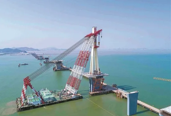 『珠海』珠机城际铁路金海特大桥首个钢主塔架设成功，为世界首座公铁同层多塔斜拉桥(图1)