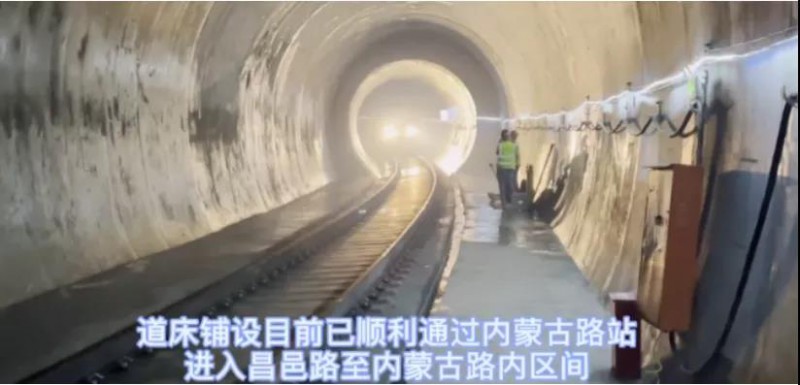 青岛地铁4号线道床铺设顺利进入昌内区间(图1)