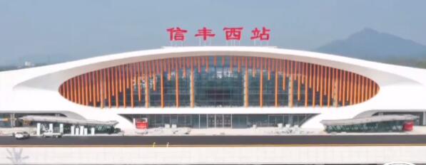 信丰西站位于位于赣州市信丰县城西南侧的城南生态新城,站房形式:线侧