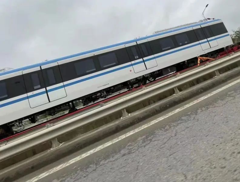 台州市域铁路s1线新型140kmh市域铁路首辆列车已到达台州城南车辆段